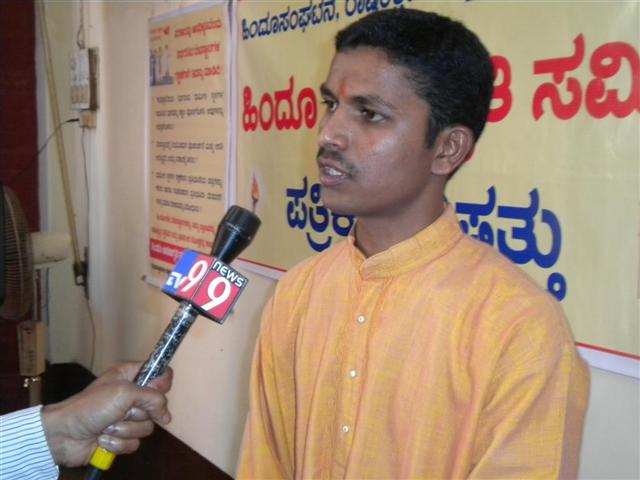 Mr. Mohan Gouda, HJS addressing the crowd